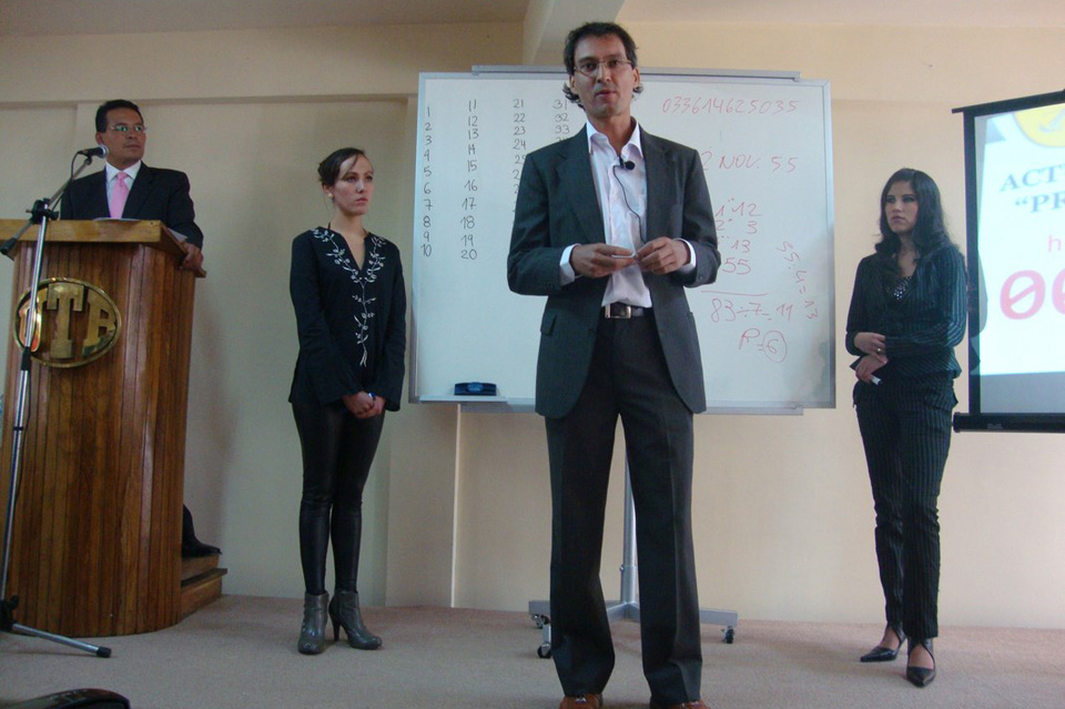 Imágenes de competencias donde el mejor calculista mental demostró su habilidad